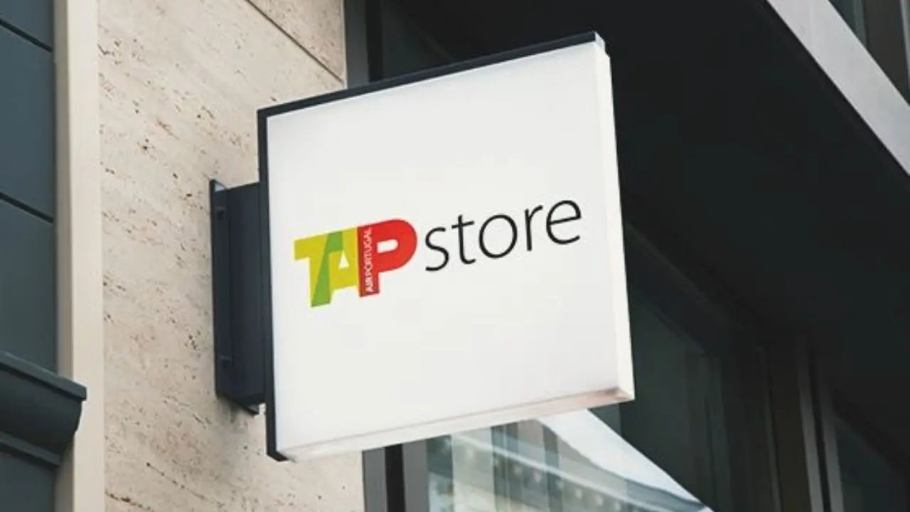 A imagem mostra sinalética referente à TAP Store, com o logo respetivo.