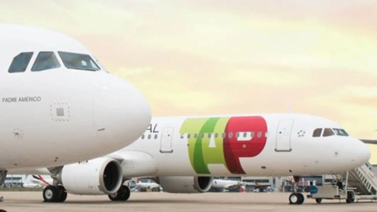 Imagem de dois aviões TAP