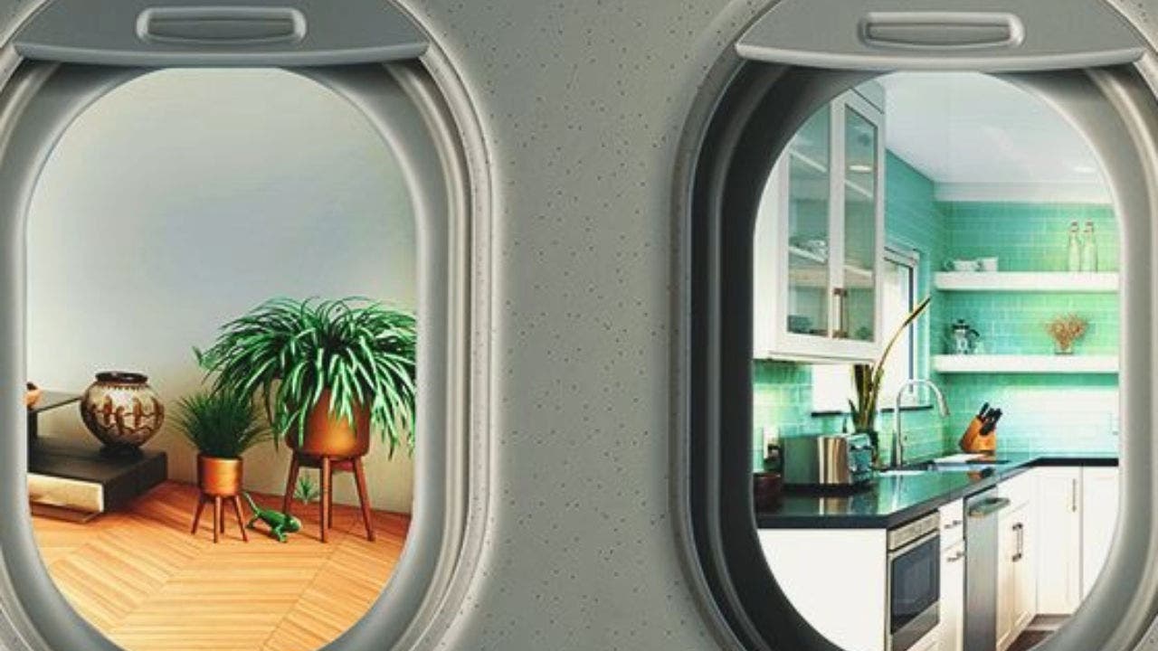 A imagem mostra duas janelas de um avião abertas através das quais se consegue ver divisões de uma casa. Na janela do lado esquerdoencontram-se 3 vasos, de dimensões diferentes e dois deles têm uma planta de folhagem verde. A janela do lado direito mostra uma cozinha com os móveis brancos e os azulejos a azul esverdeado.